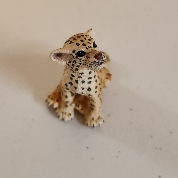 Schleich Cheetah Cub Toy PVC Detailed Figurine sitting D-73508 Retired 1.5" - Picture 2 of 5